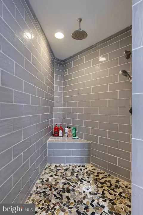 Bath - 333 E Woods Dr, Lititz, PA 17543 photo 7 of 11