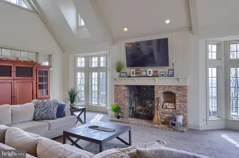 Living - 333 E Woods Dr, Lititz, PA 17543 photo 4 of 16