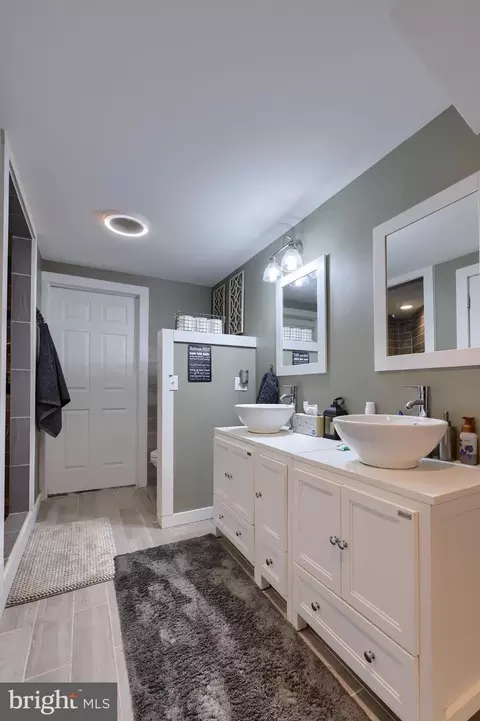 Bath - 333 E Woods Dr, Lititz, PA 17543 photo 6 of 11