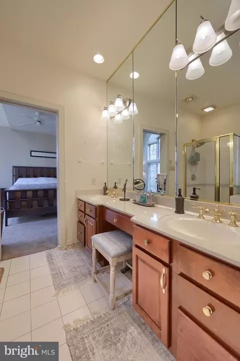 Bath - 333 E Woods Dr, Lititz, PA 17543 photo 3 of 11
