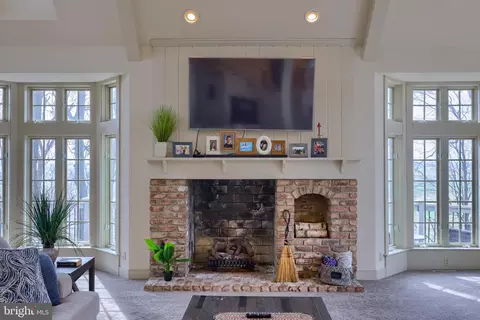 Living - 333 E Woods Dr, Lititz, PA 17543 photo 3 of 16