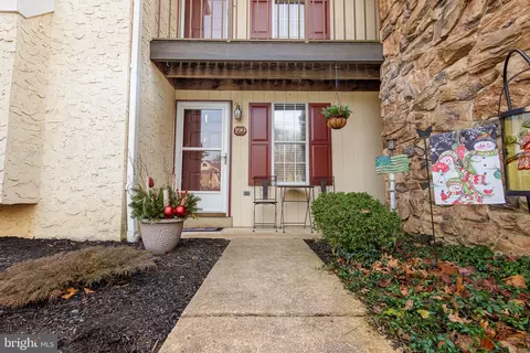 199 Oak Knoll Cir, Millersville, PA 17551