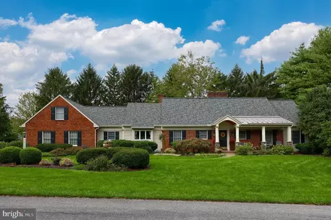2158 Waterford Dr, Lancaster, PA 17601