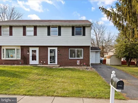 3 Clarendon Dr, Lancaster, PA 17603
