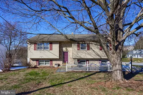 379 Summit Dr, Columbia, PA 17512
