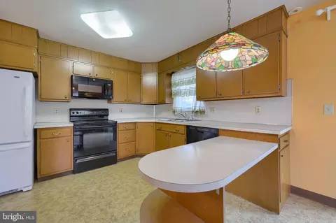 Kitchen - 723 Owl Hill Rd, Lititz, PA 17543 photo 4 of 5