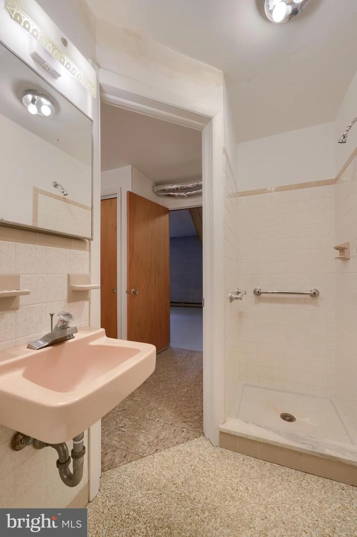 Bath - 723 Owl Hill Rd, Lititz, PA 17543 photo 3 of 3