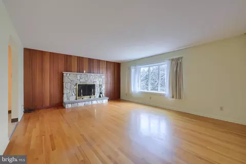 Living - 723 Owl Hill Rd, Lititz, PA 17543 photo 2 of 6