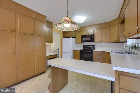 Kitchen - 723 Owl Hill Rd, Lititz, PA 17543 photo 3 of 5