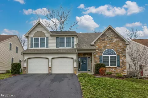 27 Chamberlain Ln, Millersville, PA 17551