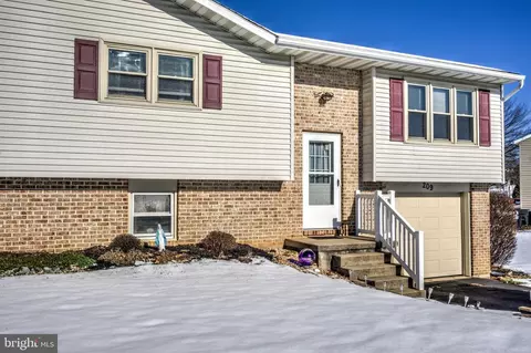 209 Fausnacht Dr, Denver, PA 17517