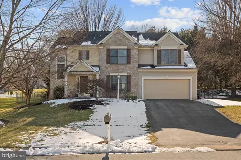 1302 Hyde Park Dr, Lancaster, PA 17601