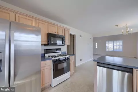 Kitchen - 656 Farnum Rd, Lititz, PA 17543 photo 5 of 6