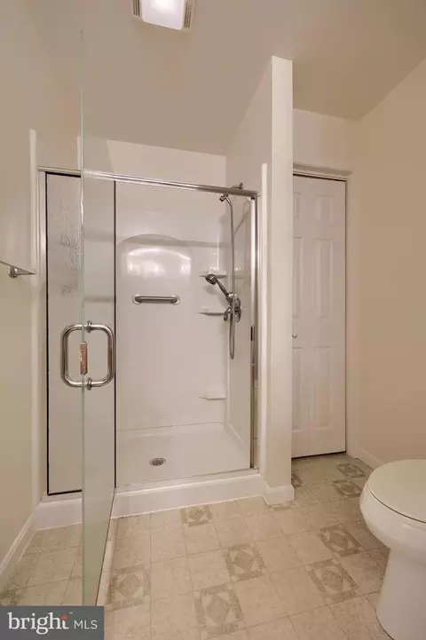 Bath - 656 Farnum Rd, Lititz, PA 17543 photo 2 of 5