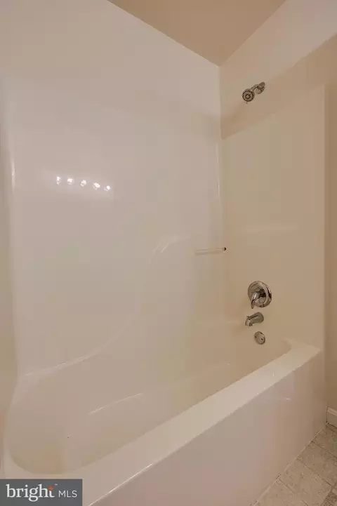 Bath - 656 Farnum Rd, Lititz, PA 17543 photo 5 of 5