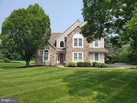 227 Farmstead Ln, Lititz, PA 17543