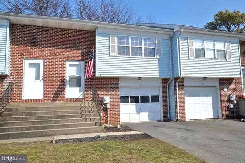 140 Pickwick Pl, Millersville, PA 17551