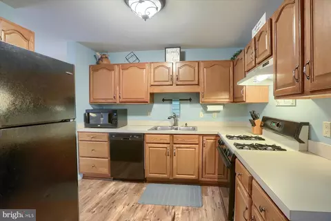Kitchen - 376 Crosswinds Dr, Lititz, PA 17543 photo 2 of 2