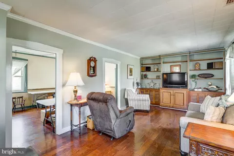Living - 36 Maple St, Lititz, PA 17543 photo 4 of 5