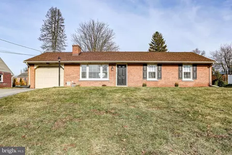 215 Tennyson Dr, Lancaster, PA 17602