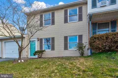 8 Russet Ln, Millersville, PA 17551