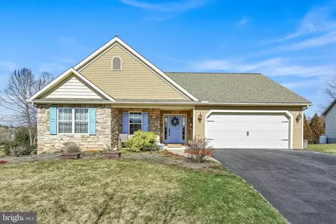 108 Woodmeadow Dr, Denver, PA 17517