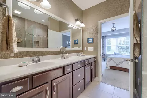 Bath - 355 English Ivy Dr, Lititz, PA 17543 photo 2 of 5