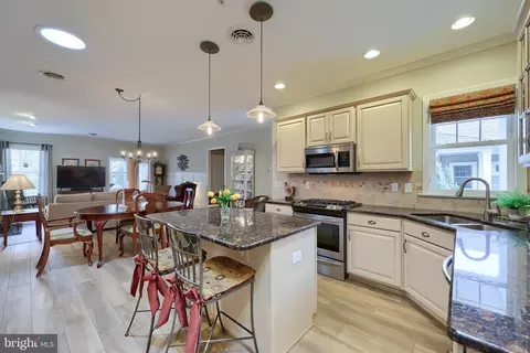 Kitchen - 355 English Ivy Dr, Lititz, PA 17543 photo 5 of 6