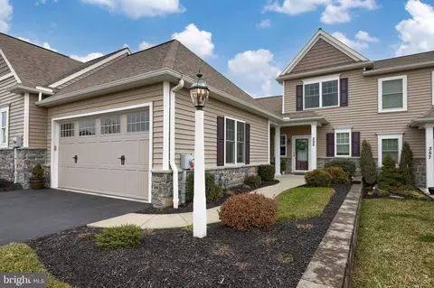 355 English Ivy Dr, Lititz, PA 17543