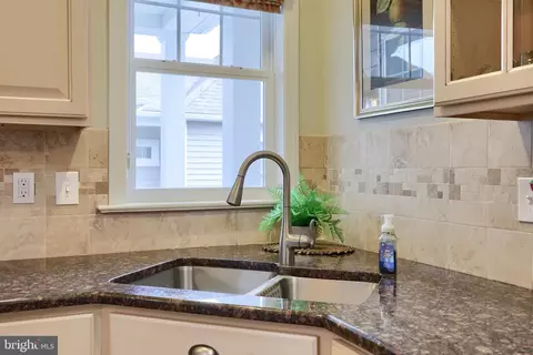 Kitchen - 355 English Ivy Dr, Lititz, PA 17543 photo 4 of 6
