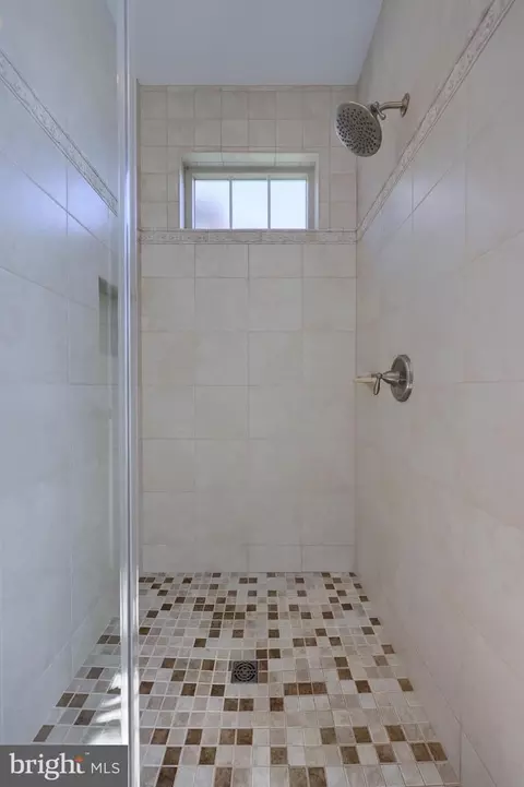 Bath - 347 Ecker Dr, Lititz, PA 17543 photo 4 of 10