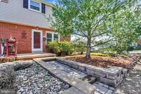 1360 Calvert Ln, Lancaster, PA 17603