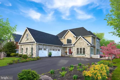 829 Woodfield Dr, Lititz, PA 17543