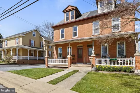 27 E Cottage Ave, Millersville, PA 17551