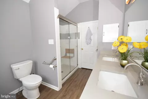 Bath - 280 Cambridge Ln, Lititz, PA 17543 photo 2 of 3