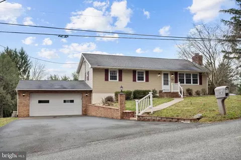 570 Blue Lake Rd, Denver, PA 17517