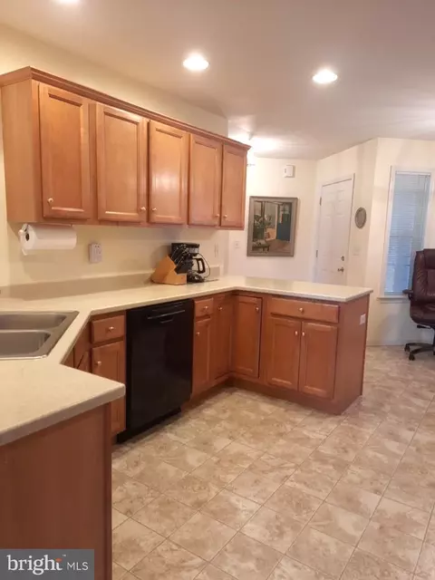 Kitchen - 632 Courthouse Cir, Lititz, PA 17543 photo 3 of 7