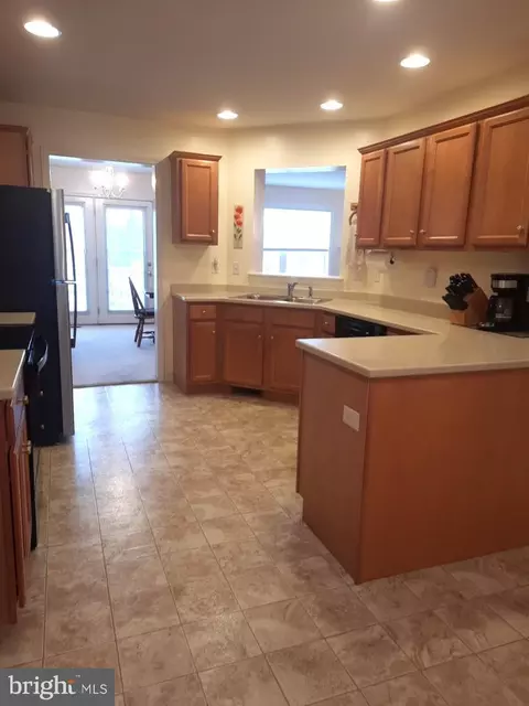 Kitchen - 632 Courthouse Cir, Lititz, PA 17543 photo 2 of 7