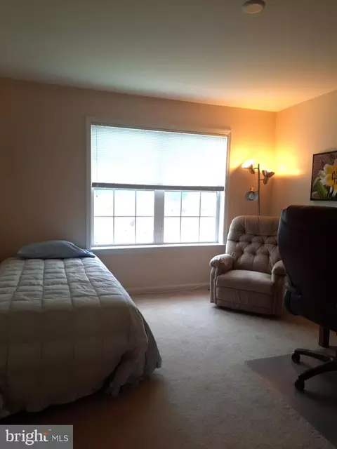 Bedroom - 632 Courthouse Cir, Lititz, PA 17543 photo 5 of 9