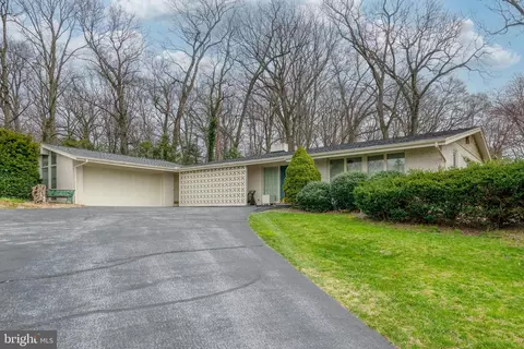 831 Hillaire Rd, Lancaster, PA 17601