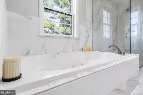 Bath - 372 Millpond Dr, Lititz, PA 17543 photo 1 of 2