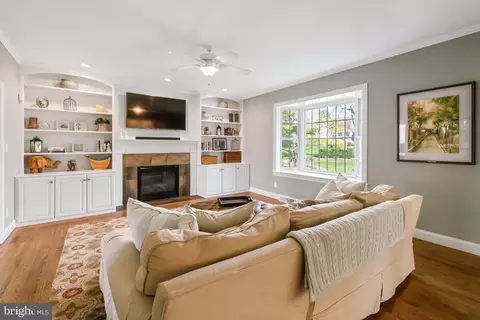 Living - 372 Millpond Dr, Lititz, PA 17543 photo 3 of 5