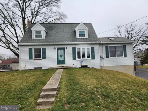 2 N Conestoga View Dr, Akron, PA 17501