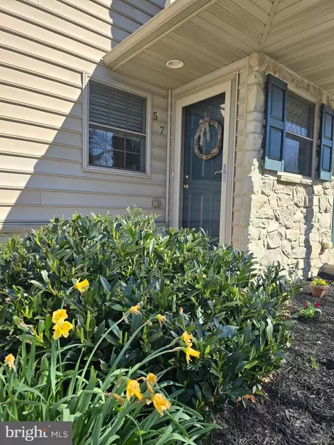 57 Midway Farms Ln, Lancaster, PA 17602