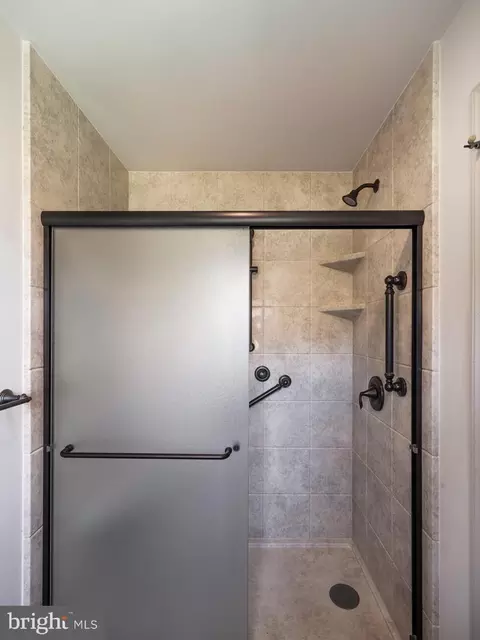 Bath - 161 Kings Gate Dr, Lititz, PA 17543 photo 3 of 7