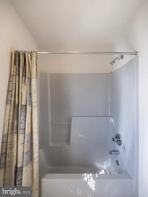 Bath - 161 Kings Gate Dr, Lititz, PA 17543 photo 5 of 7
