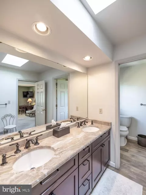 Bath - 161 Kings Gate Dr, Lititz, PA 17543 photo 2 of 7