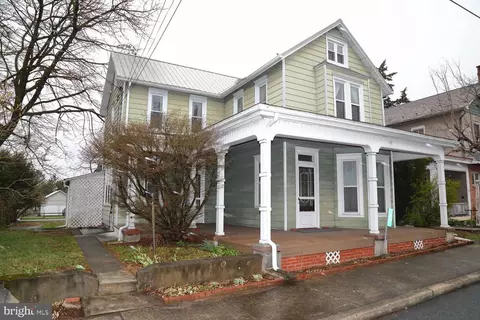 28 S 10th St, Akron, PA 17501