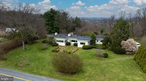 345 Blossom Hill Dr, Lancaster, PA 17601