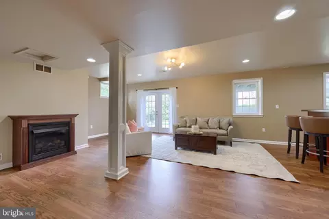 Living - 323 Bowyer Ln, Lititz, PA 17543 photo 5 of 8